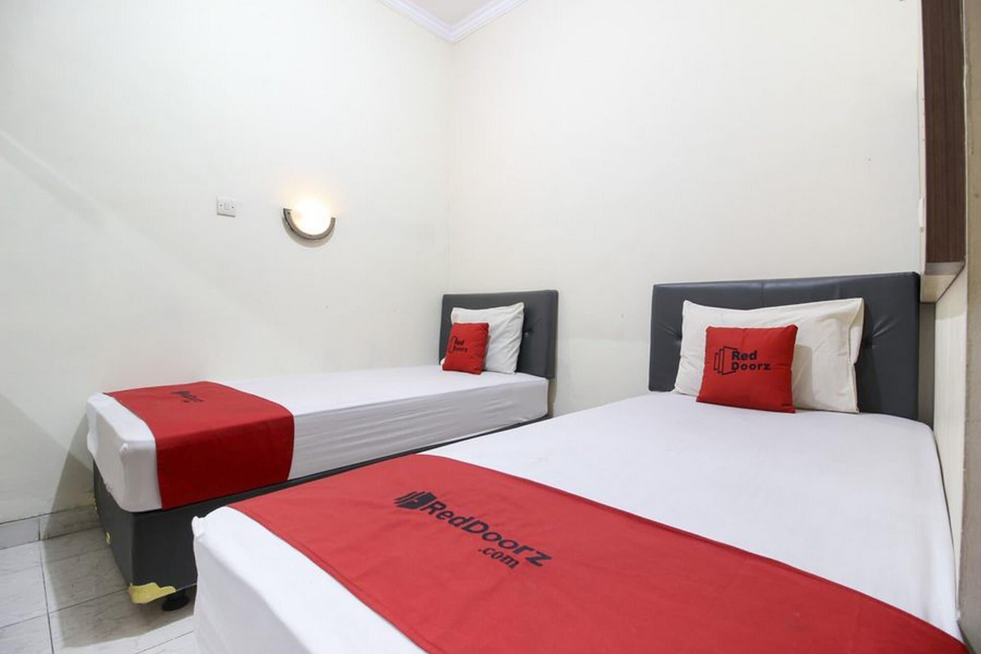 RedDoorz Plus near Stadion Mandala Krida Yogyakarta Exterior foto