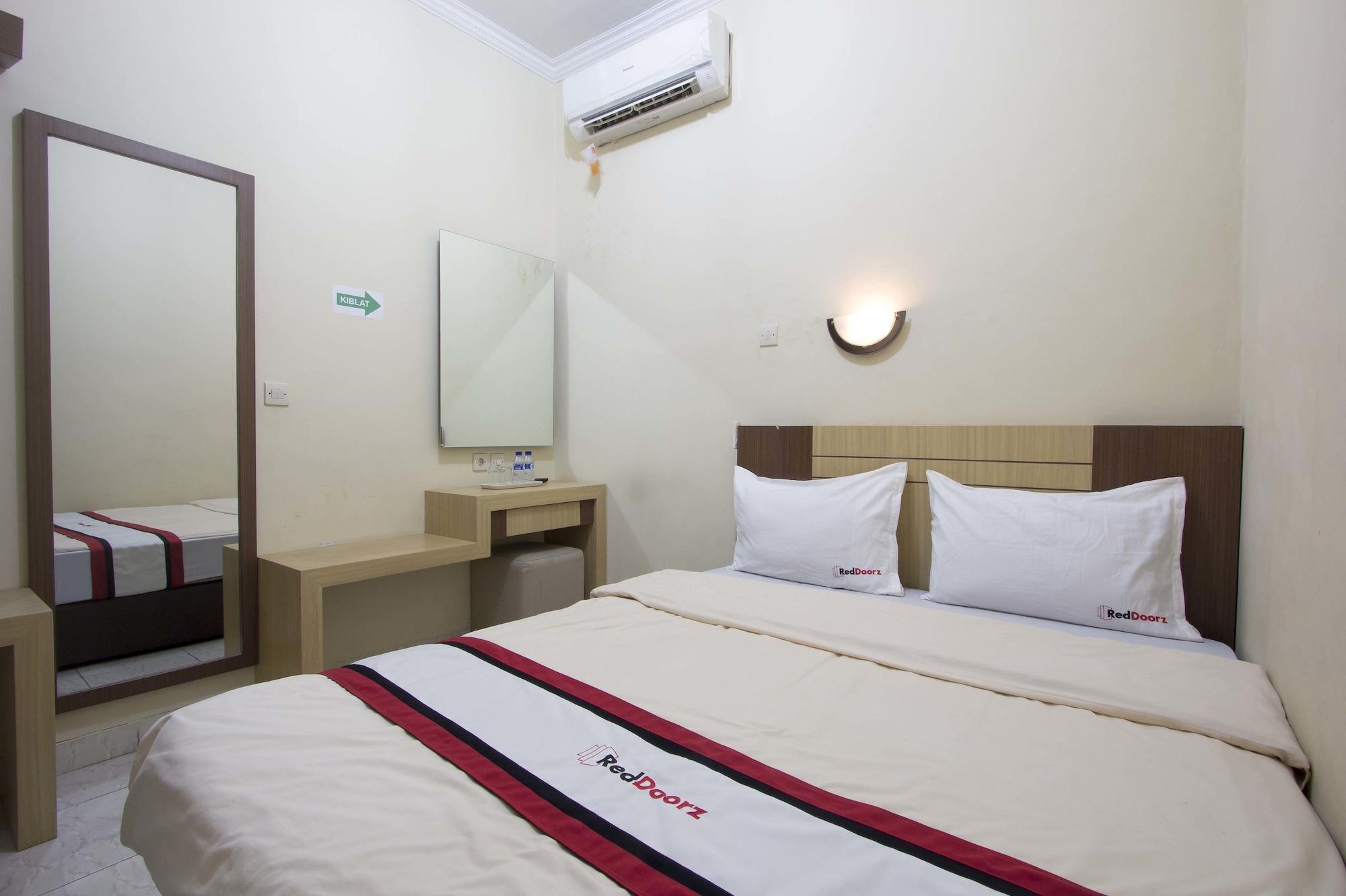 RedDoorz Plus near Stadion Mandala Krida Yogyakarta Exterior foto