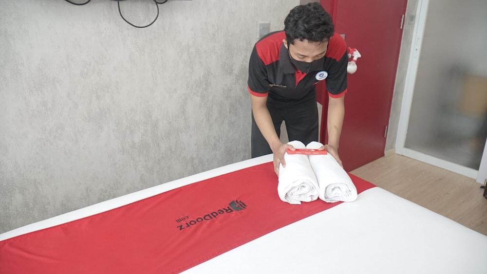 RedDoorz Plus near Stadion Mandala Krida Yogyakarta Exterior foto